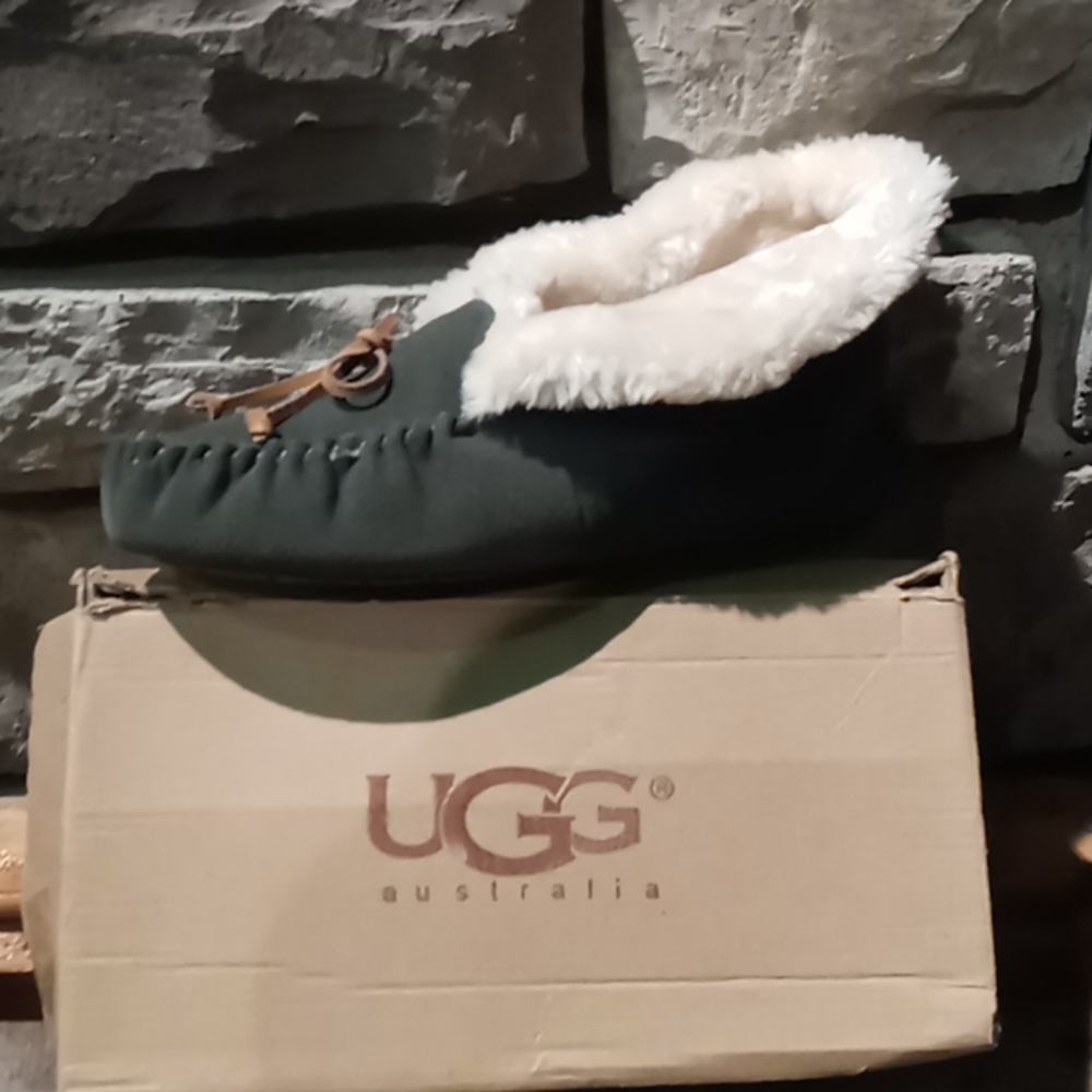 UGGS SLIPPERS - Picture 2 of 5